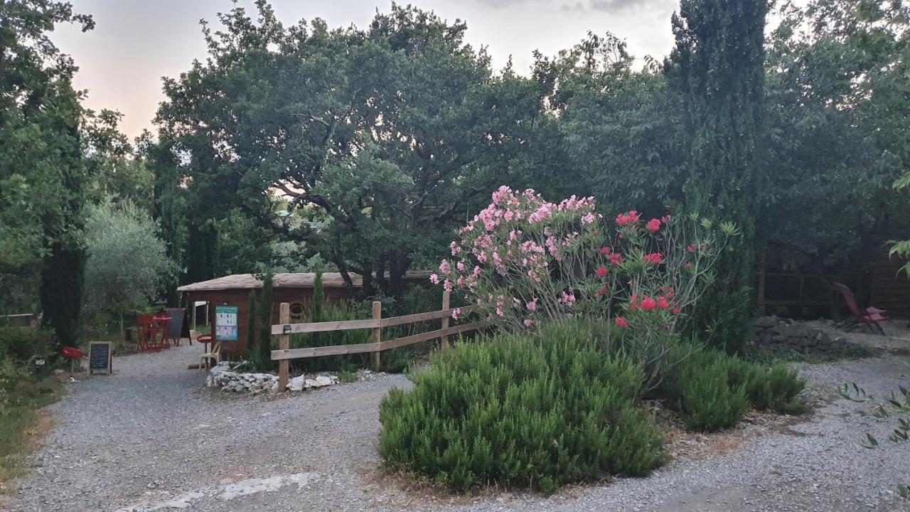 Roulottes Et Cabanes De Saint Cerice Vogue Bagian luar foto