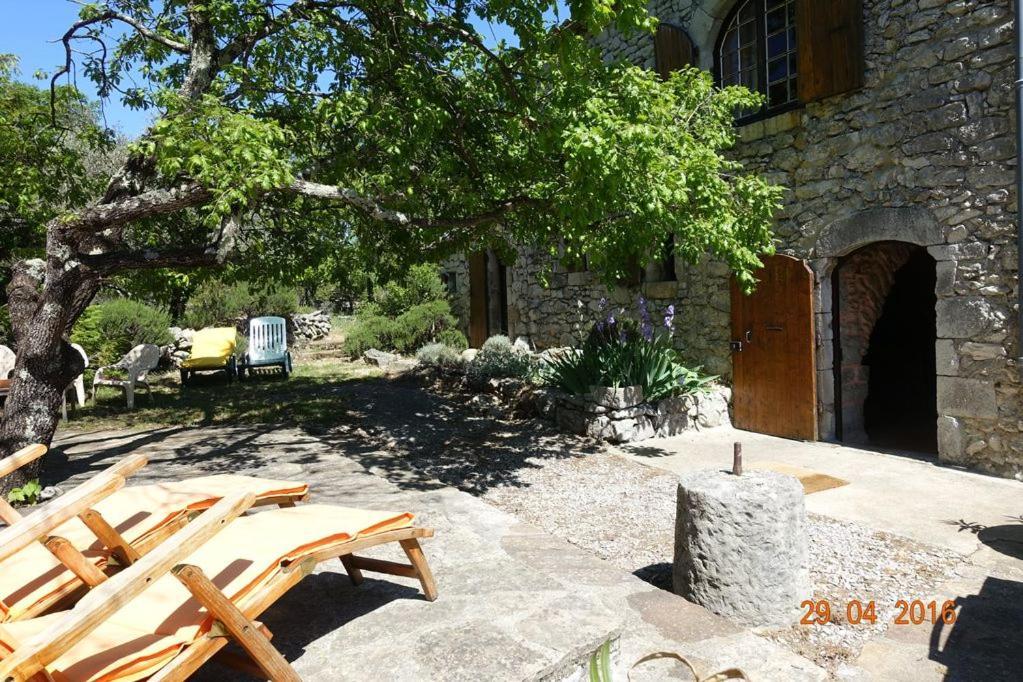 Roulottes Et Cabanes De Saint Cerice Vogue Bagian luar foto
