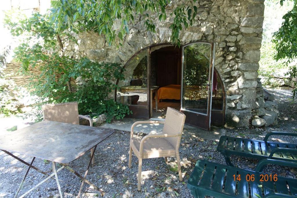 Roulottes Et Cabanes De Saint Cerice Vogue Bagian luar foto